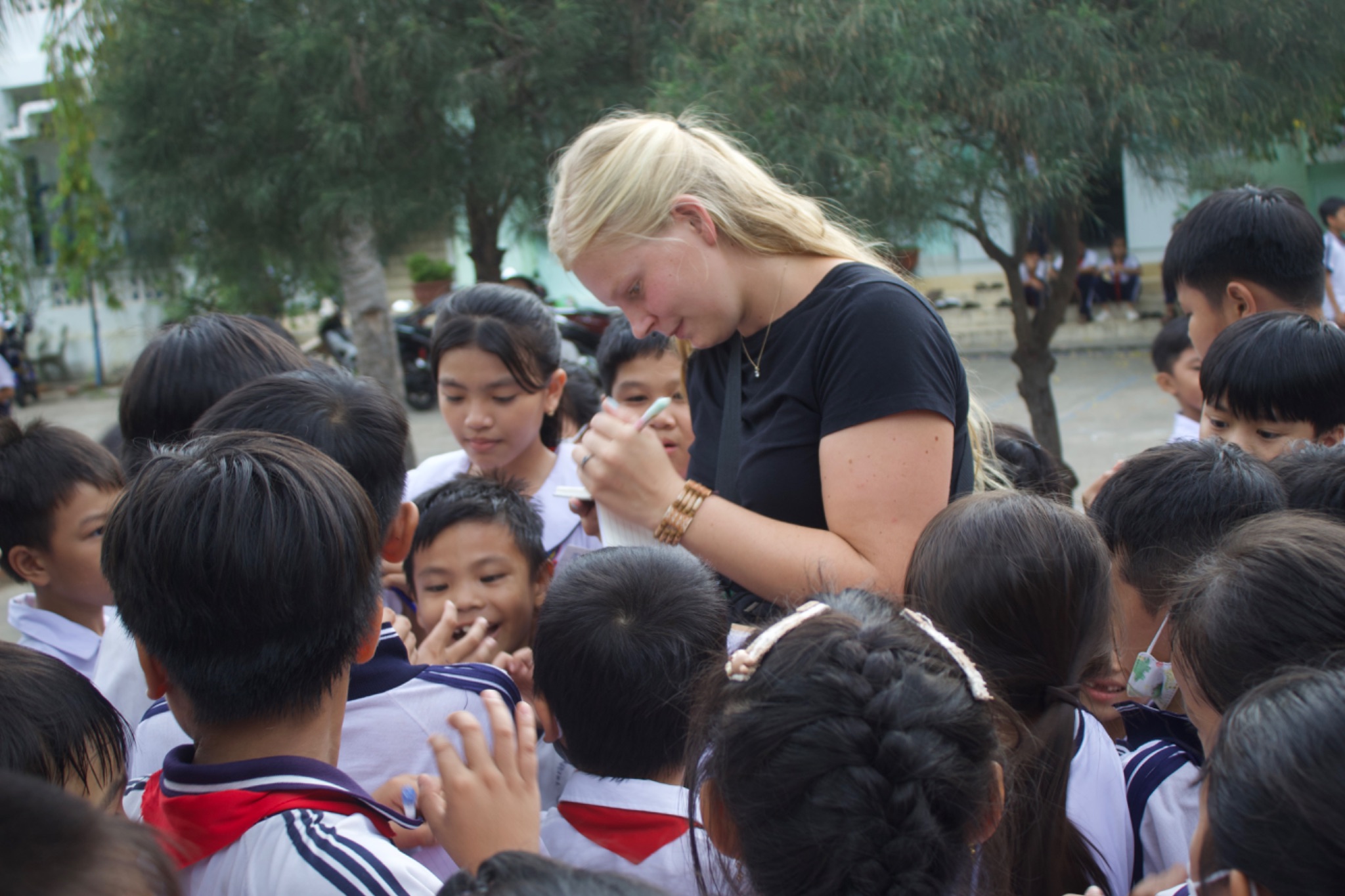 Emily geeft les op een basisschool in Vietnam