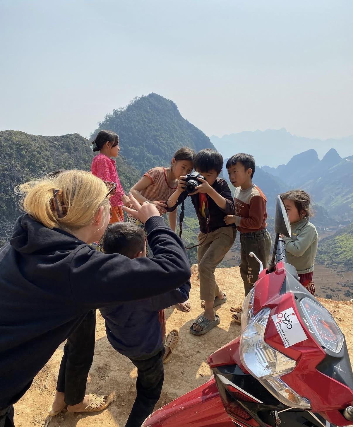 Emily met kinderen onderweg in Vietnam