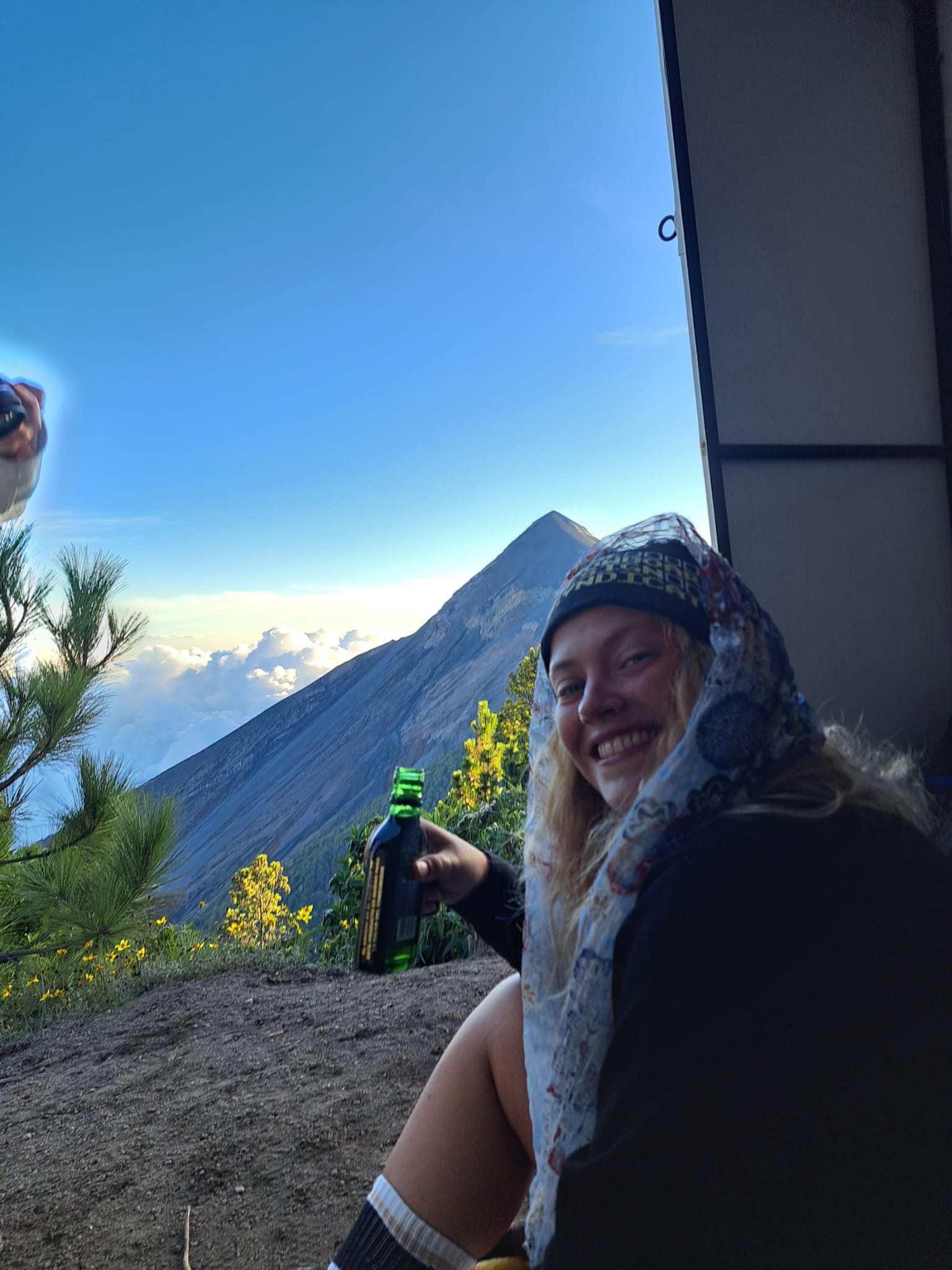 Julia bij een vulkaan in Guatemala